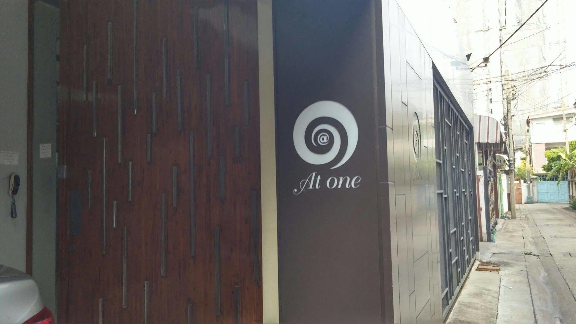 At One Inn Hualampong Bangkok Eksteriør bilde