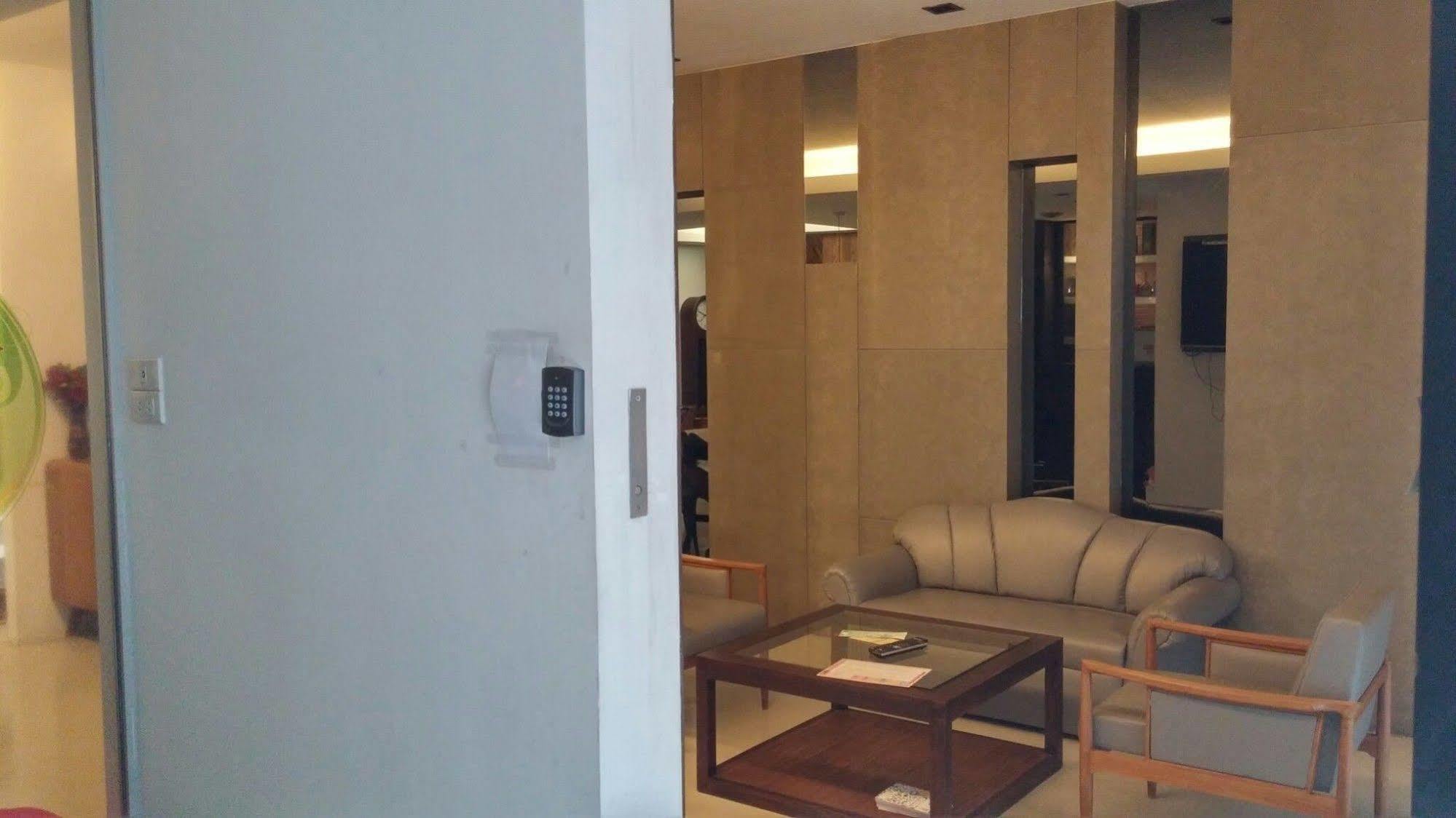 At One Inn Hualampong Bangkok Eksteriør bilde
